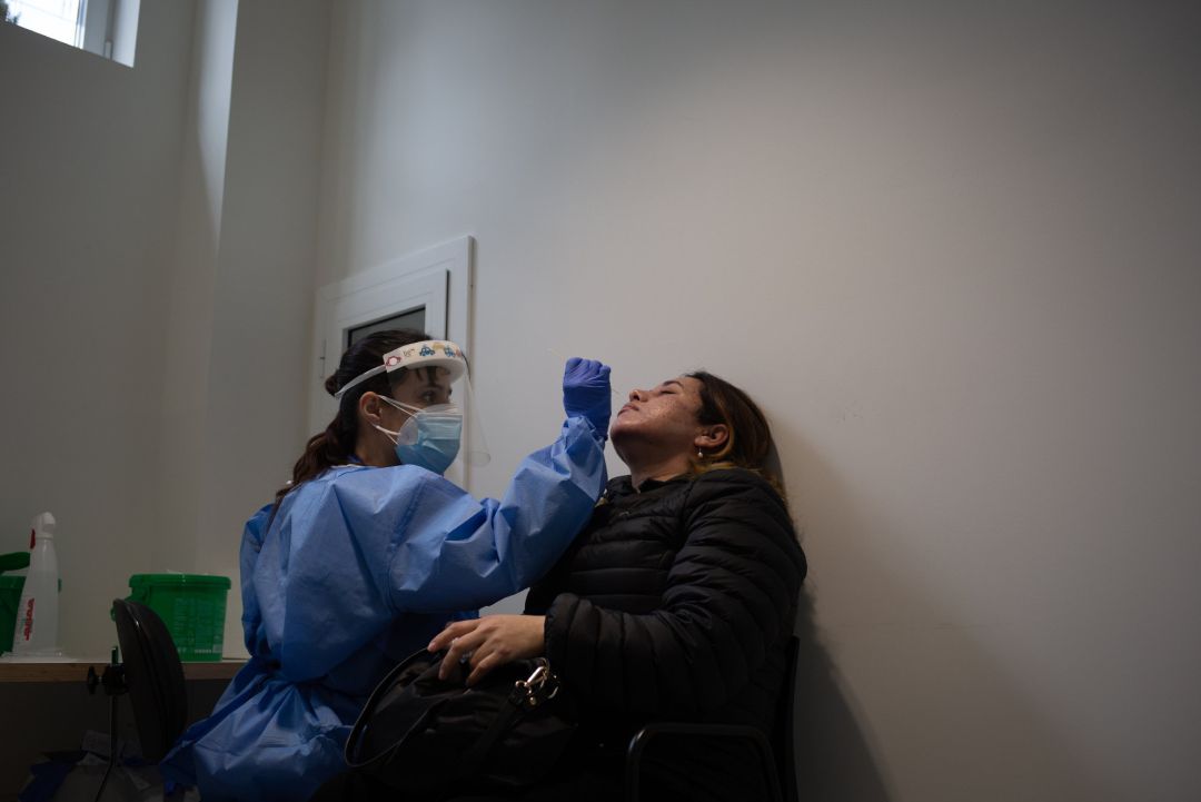 Una mujer se somete a una prueba PCR (Archivo). Una mujer se somete a una prueba PCR (Archivo).