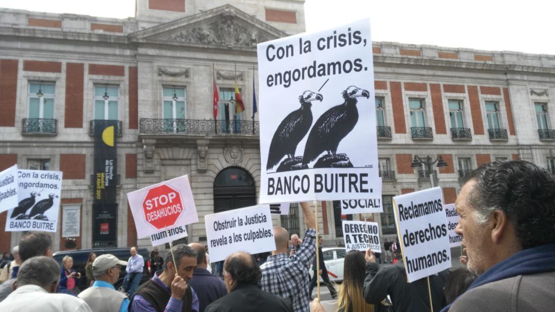 Manifestación contra los fondos buitre en la Puerta del Sol de Madrid Manifestación contra los fondos buitre en la Puerta del Sol de Madrid