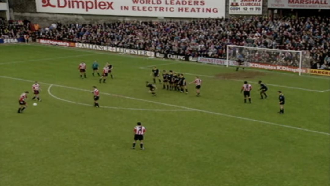 Le Tissier ejecuta el libre indirecto que hizo historia Le Tissier ejecuta el libre indirecto que hizo historia