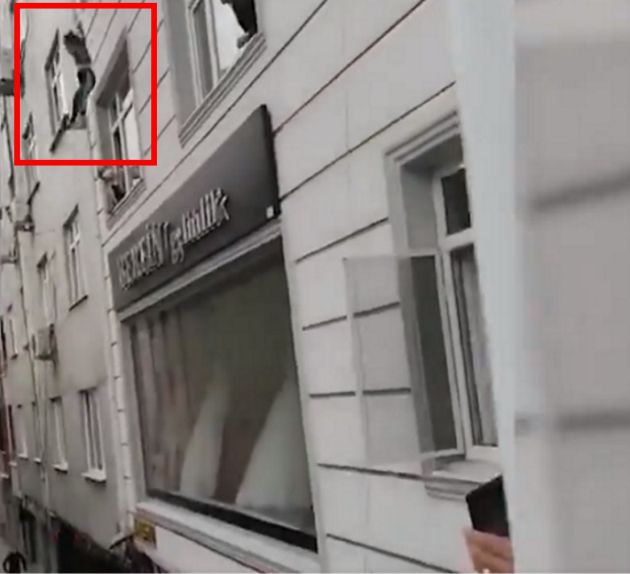 Captura de uno de los momentos en el que la madre lanza a uno de sus hijos por la ventana del apartamento en Estambul. Captura de uno de los momentos en el que la madre lanza a uno de sus hijos por la ventana del apartamento en Estambul.