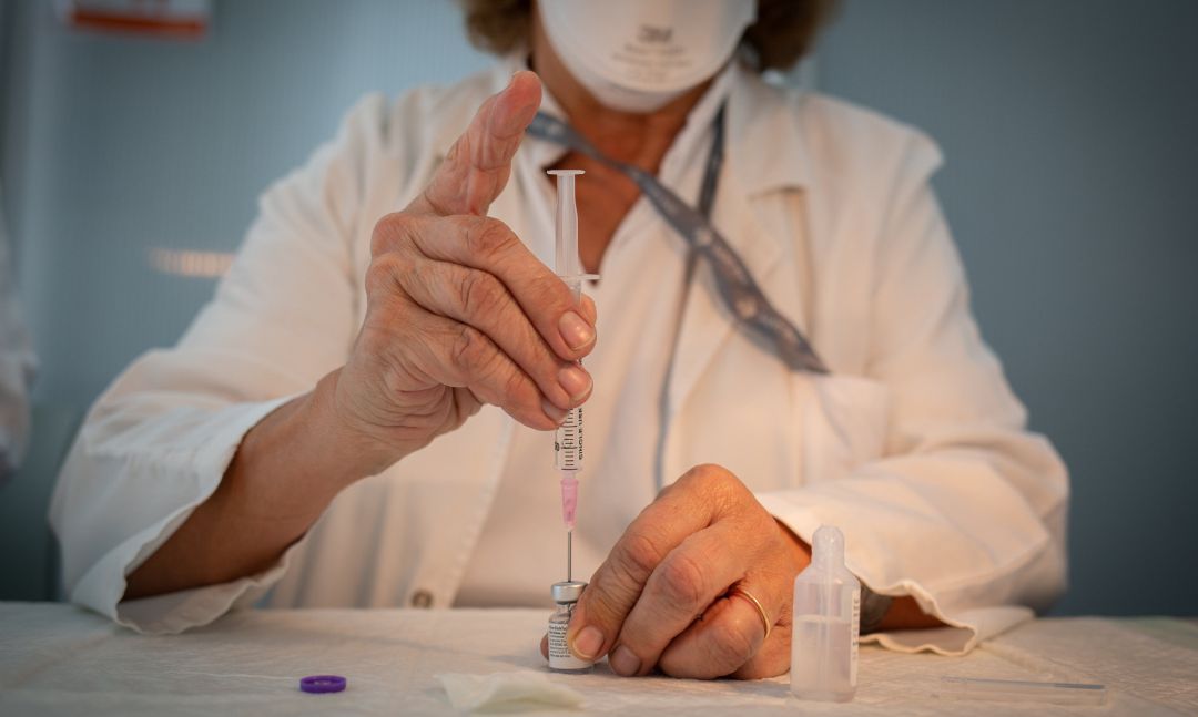 Una enfermera prepara la vacuna Pfizer-BioNtech contra el COVID-19 antes de administrársela a un profesional sanitario en el Hospital de la Santa Creu i Sant Pau de Barcelona, Catalunya (España), a 14 de enero de 2021. Una enfermera prepara la vacuna Pfizer-BioNtech contra el COVID-19 antes de administrársela a un profesional sanitario en el Hospital de la Santa Creu i Sant Pau de Barcelona, Catalunya (España), a 14 de enero de 2021.