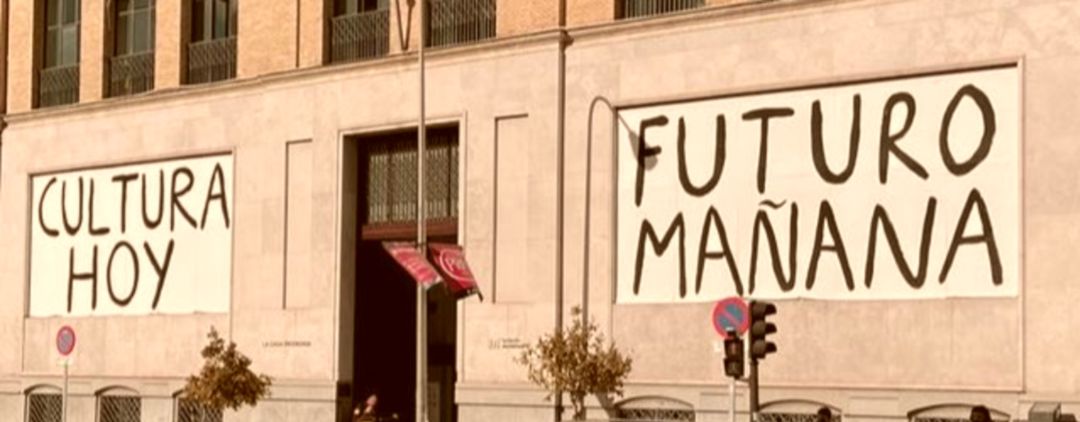 Intervención de Monstruo Espagueti en la fachada de La Casa Encendida, Madrid Intervención de Monstruo Espagueti en la fachada de La Casa Encendida, Madrid