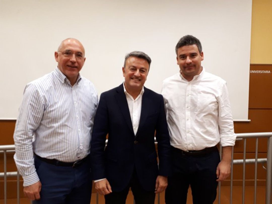 El alcalde Jesús Villar junto al secretario general del PSPV en la provincia, José Chulvi y el edil José Luis Lorenzo El alcalde Jesús Villar junto al secretario general del PSPV en la provincia, José Chulvi y el edil José Luis Lorenzo
