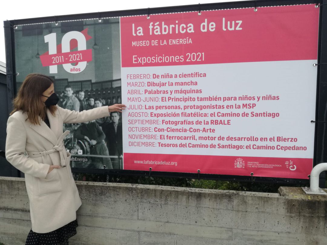 La directora del Museo de la Energía muestra el programa La directora del Museo de la Energía muestra el programa