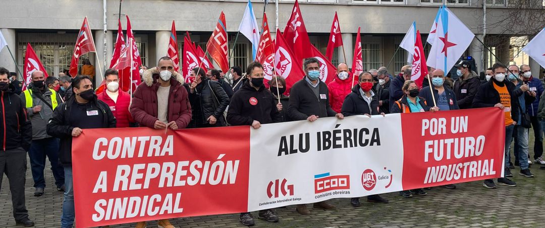 Sindicatos frente a los juzgados de A Coruña Sindicatos frente a los juzgados de A Coruña