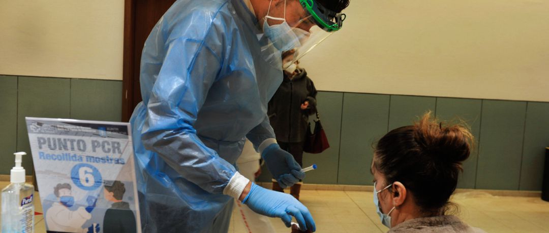 Una mujer participa en un dispositivo de cribado masivo para detectar positivos por coronavirus Una mujer participa en un dispositivo de cribado masivo para detectar positivos por coronavirus