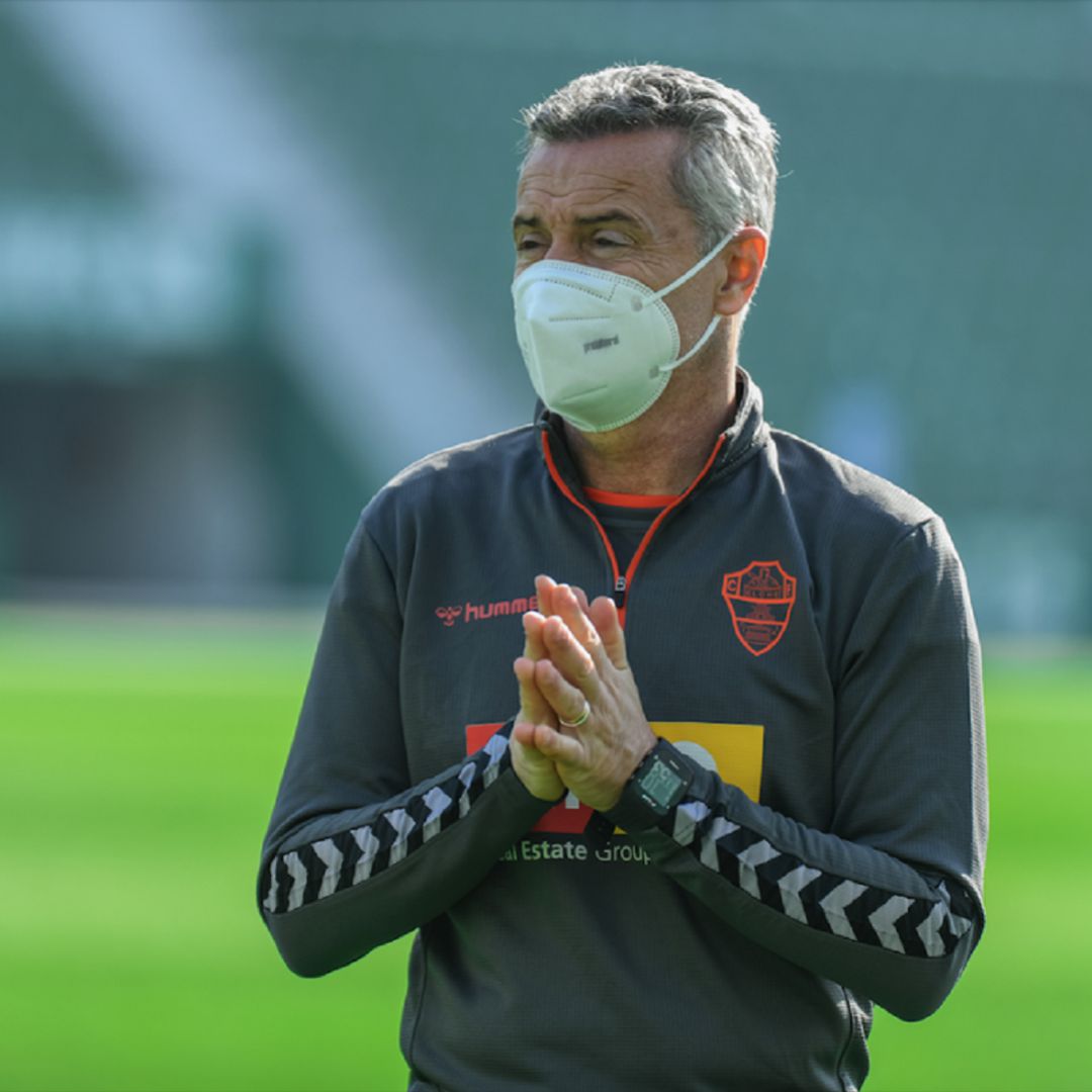 Fran Escribá durante un entrenamiento en el Martínez Valero Fran Escribá durante un entrenamiento en el Martínez Valero