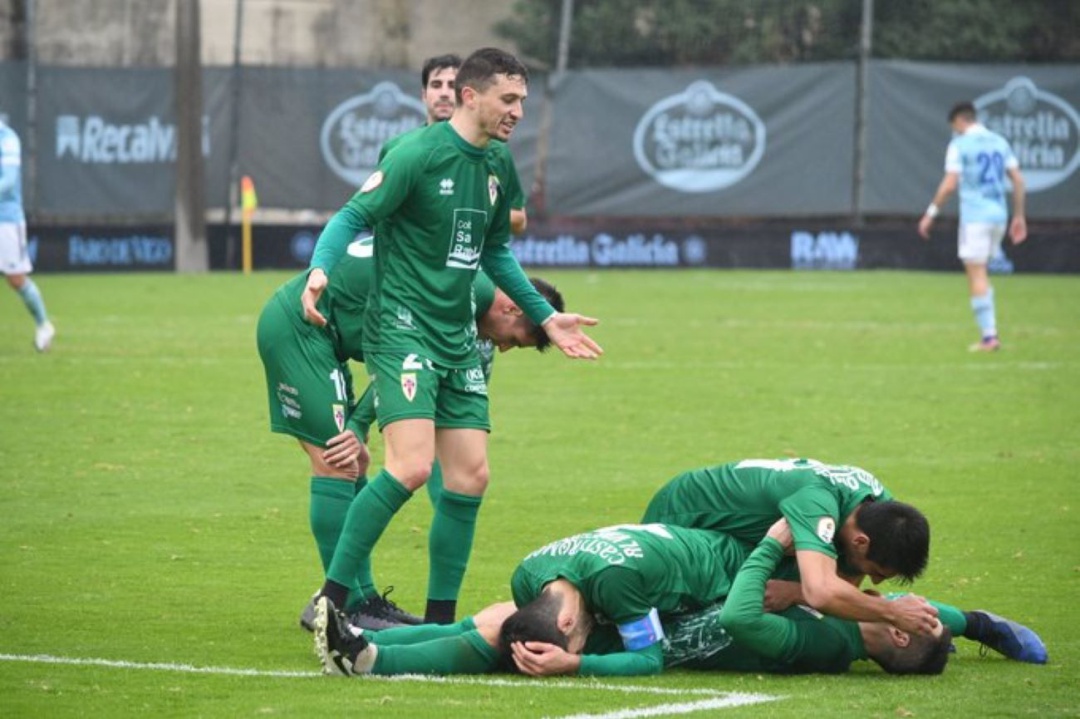 Pablo Antas, de pie, observa como felicitan a Primo, tumbado, lugo de marcar ante el Celta B Pablo Antas, de pie, observa como felicitan a Primo, tumbado, lugo de marcar ante el Celta B