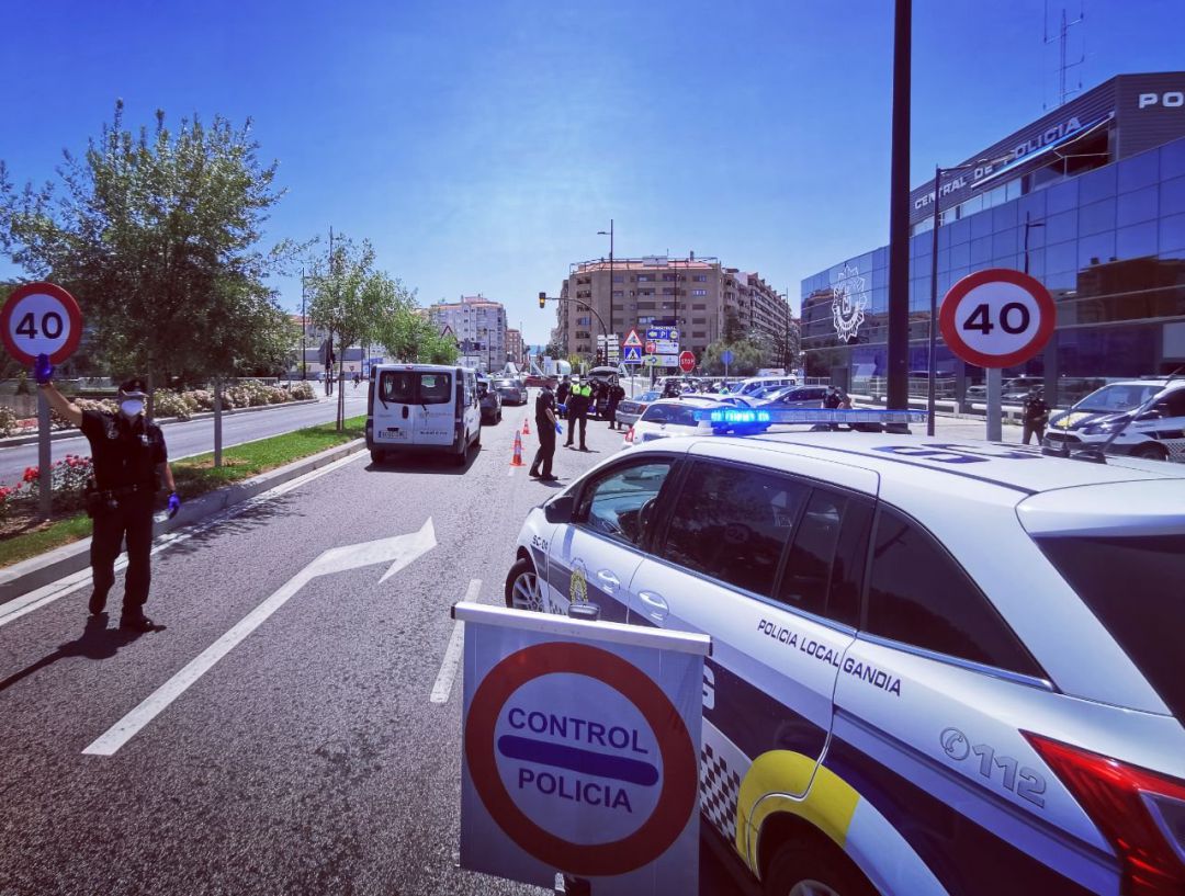 Controles policiales por el cierre perimetral de Gandia Controles policiales por el cierre perimetral de Gandia