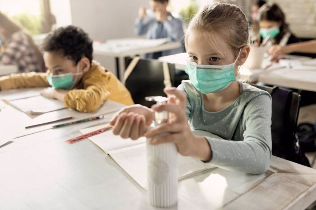 Niños con mascarilla en clase Niños con mascarilla en clase