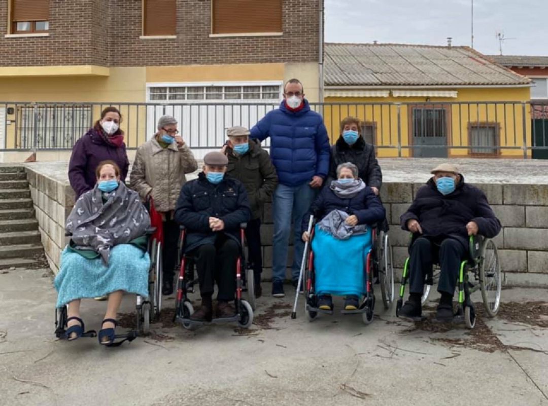 Los residentes de la Fundación Social Virgen de los Remedios dan sus primeros paseos por Pozaldez Los residentes de la Fundación Social Virgen de los Remedios dan sus primeros paseos por Pozaldez