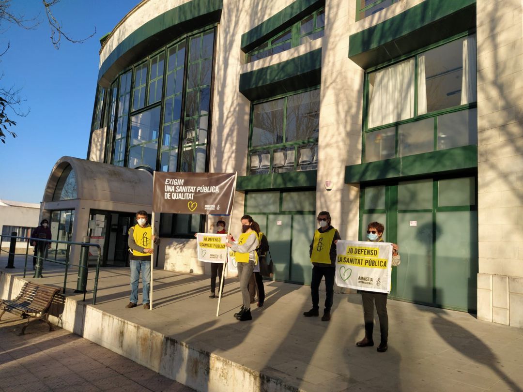 Amnistia Internacional va mostrar la seva protesta contra lapolítica sanitària al centre de salut de Maó. Amnistia Internacional va mostrar la seva protesta contra lapolítica sanitària al centre de salut de Maó.