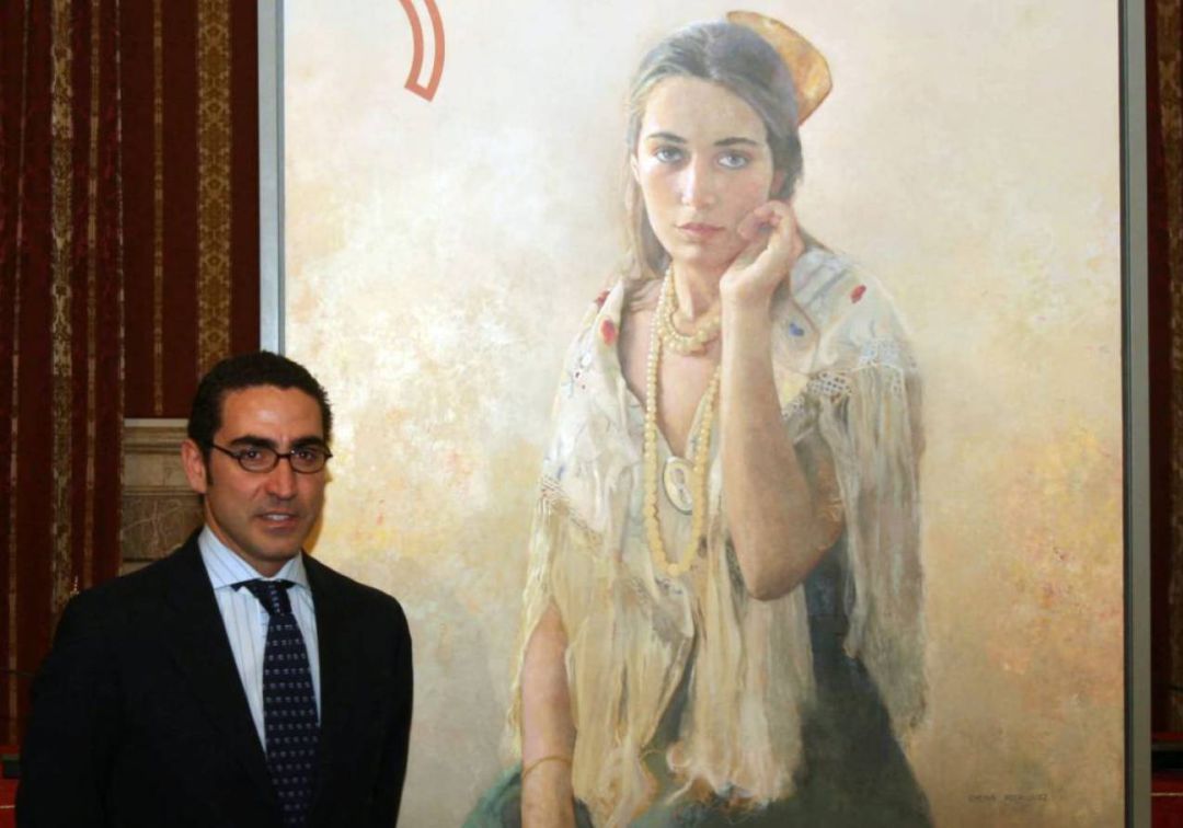 Chema Rodríguez ante el cartel de la Fiestas de Primavera que pintó en el año 2013 Chema Rodríguez ante el cartel de la Fiestas de Primavera que pintó en el año 2013