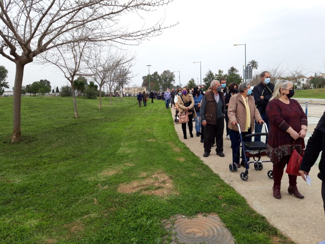 Colas de personas mayores en Los Bermejales. Colas de personas mayores en Los Bermejales.