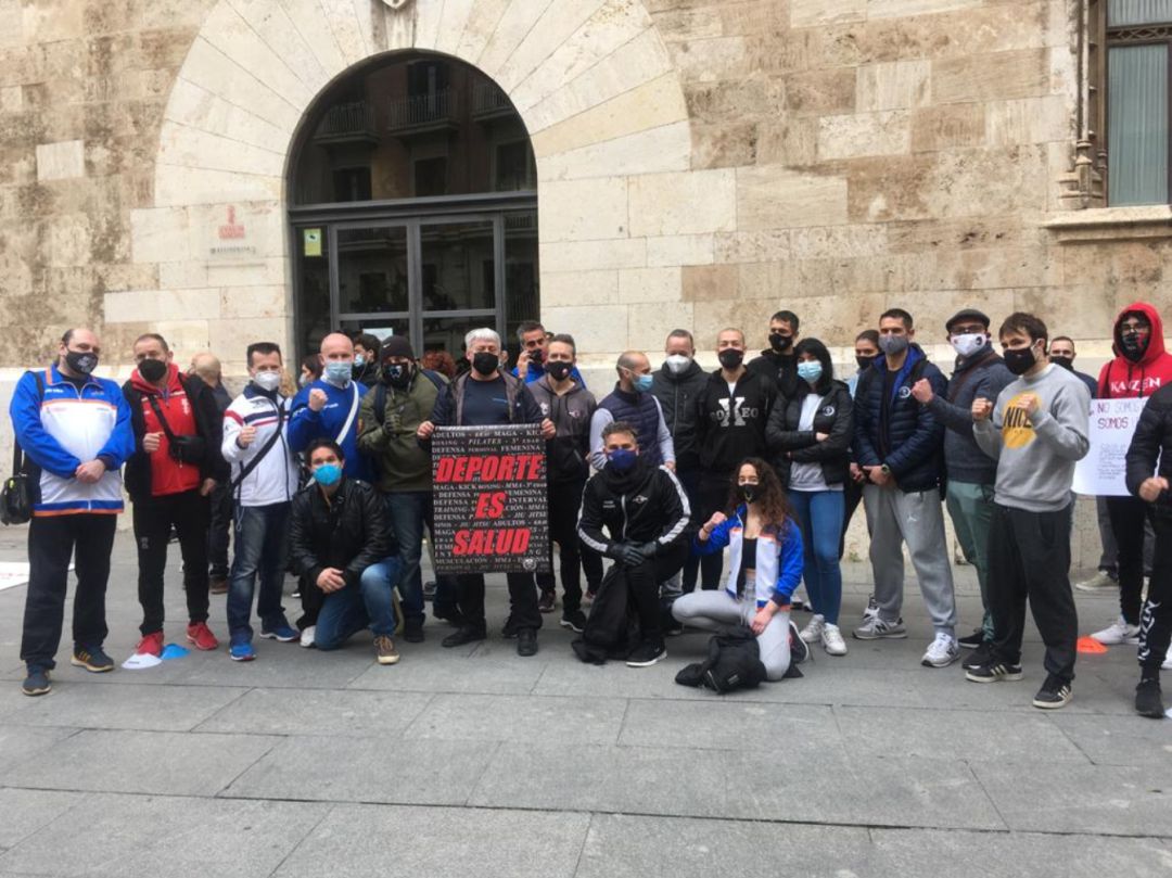 .Concentración de este viernes en contra de mantener cerrados los centros deportivos. Palau de la Generalitat. .Concentración de este viernes en contra de mantener cerrados los centros deportivos. Palau de la Generalitat.