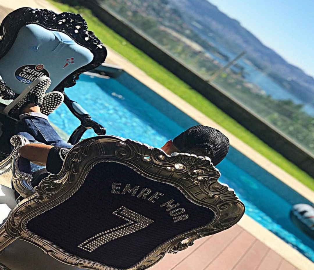 Emre Mor en su casa de Vigo Emre Mor en su casa de Vigo