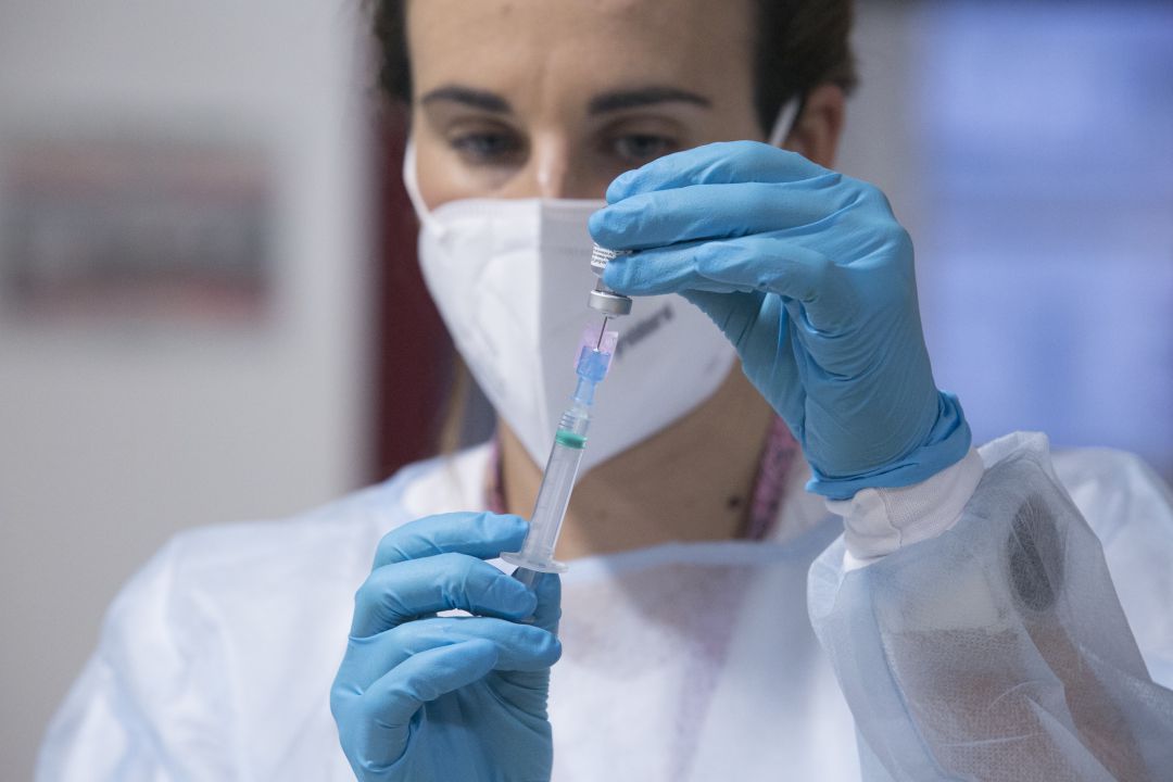 Los dentistas deben recibir, de acuerdo al protocolo del ministerio, las vacunas de Pfizer o Moderna. Los dentistas deben recibir, de acuerdo al protocolo del ministerio, las vacunas de Pfizer o Moderna.