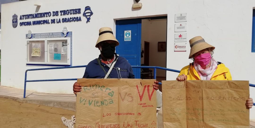 Este domingo 28 de febrero se cumplen cinco meses de protesta frente a la oficina municipal del Ayuntamiento en La Graciosa. Este domingo 28 de febrero se cumplen cinco meses de protesta frente a la oficina municipal del Ayuntamiento en La Graciosa.