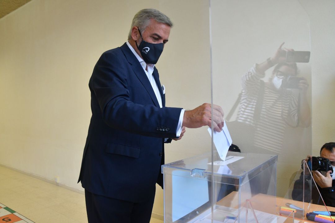 Lluis Serra en el momento de presentar su voto Lluis Serra en el momento de presentar su voto