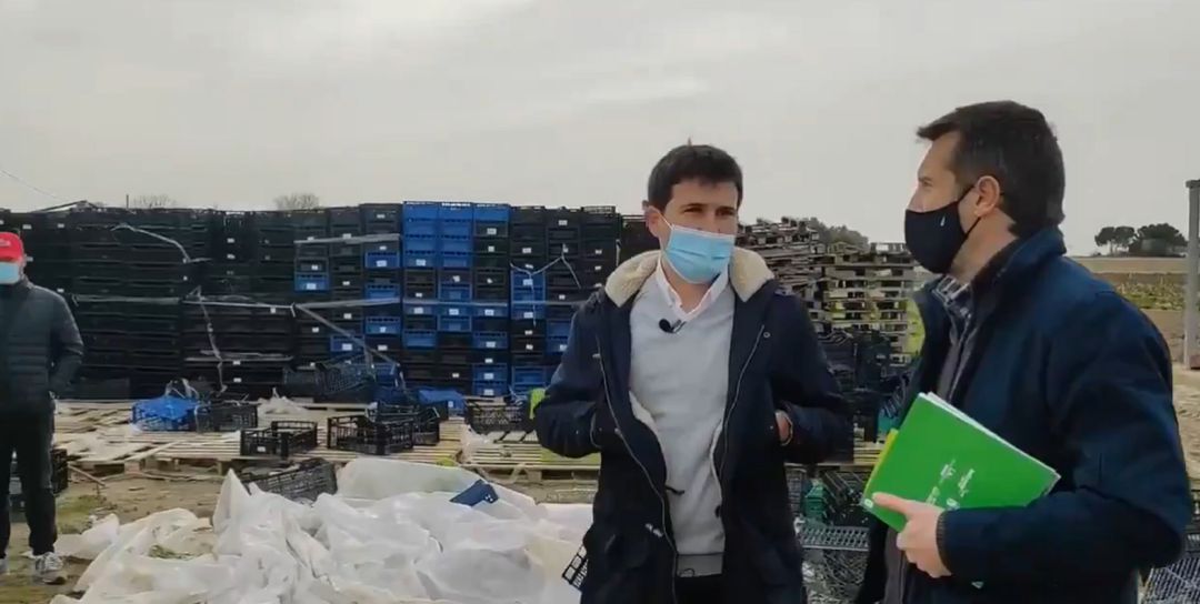 Gómez Perpinyá (d) en su visita al Parque Agrario de Fuenlabrada este jueves para conocer los daños del temporal. Gómez Perpinyá (d) en su visita al Parque Agrario de Fuenlabrada este jueves para conocer los daños del temporal.