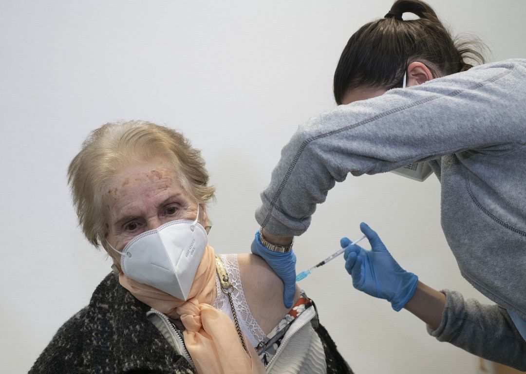 Una mujer centenaria recibe la vacuna en un centro de salud de Euskadi Una mujer centenaria recibe la vacuna en un centro de salud de Euskadi