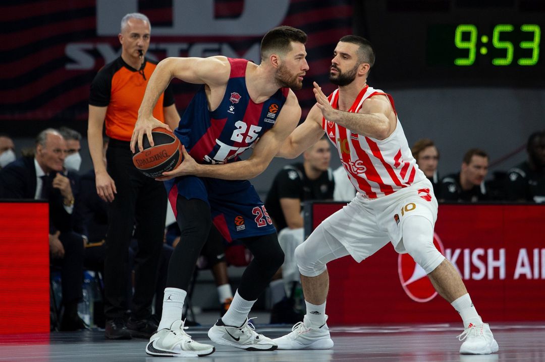 Peters y Lazic en el partido del Buesa Peters y Lazic en el partido del Buesa
