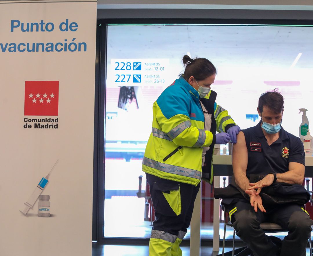 Una sanitaria vacuna a un bombero de la Comunidad de Madrid en el punto de vacunación contra el Covid-19 puesto en marcha en el Estadio Wanda Metropolitano, este jueves. Una sanitaria vacuna a un bombero de la Comunidad de Madrid en el punto de vacunación contra el Covid-19 puesto en marcha en el Estadio Wanda Metropolitano, este jueves.