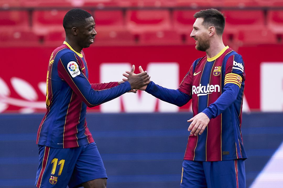 Dembélé y Messi se felicitan por el triunfo en Sevilla Dembélé y Messi se felicitan por el triunfo en Sevilla
