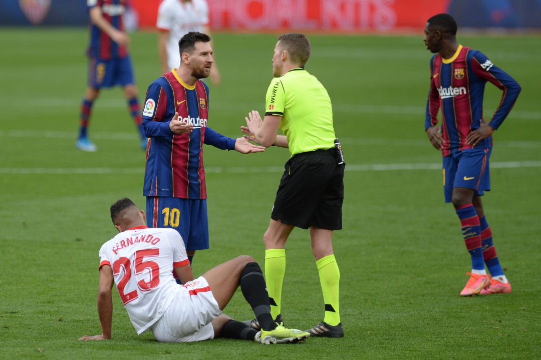 Leo Messi, pidiendo explicaciones al árbitro Leo Messi, pidiendo explicaciones al árbitro