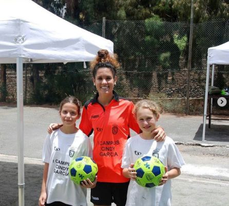 Cindy García con dos niñas del Campus Cindy García. Cindy García con dos niñas del Campus Cindy García.