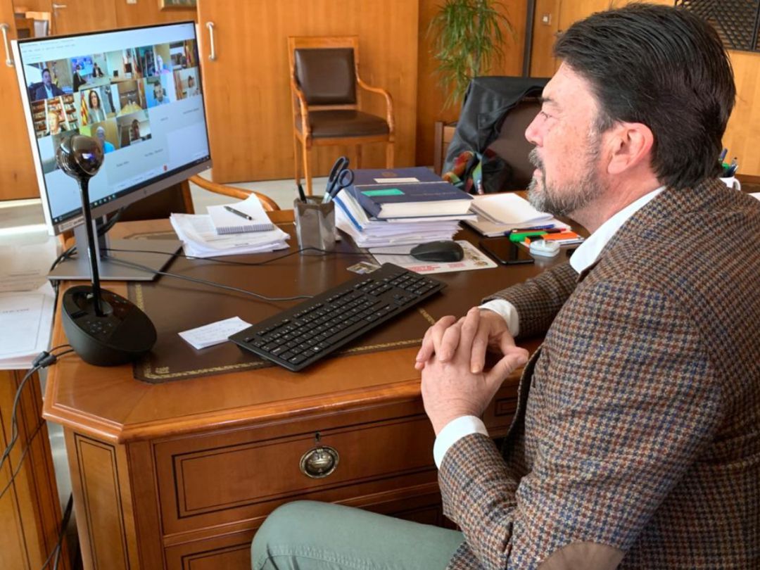 El alcalde de Alicante, Luis Barcala, presencia la reunión telemática de la Generalitat con los alcaldes de los municipios de más de 50.000 habitantes El alcalde de Alicante, Luis Barcala, presencia la reunión telemática de la Generalitat con los alcaldes de los municipios de más de 50.000 habitantes