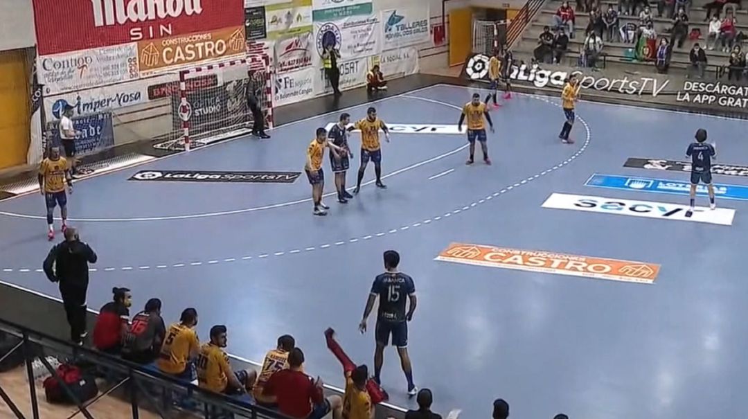 Un instante de juego en O Gatañal entre Villa de Aranda y Cangas. Un instante de juego en O Gatañal entre Villa de Aranda y Cangas.