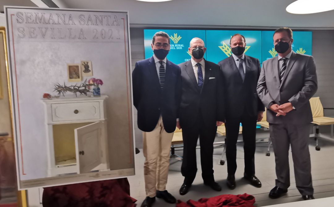 De izquierda a derecha, el pintor Chema Rodríguez, el presidente del Consejo, Francisco Vélez; el presidente de la Fundación Caja Rural del Sur, José Luis García-Palacios; y el delegado municipal de Fiestas Mayores, Juan Carlos Cabrera, posan junto al cartel
De izquierda a derecha, el pintor Chema Rodríguez, el presidente del Consejo, Francisco Vélez; el presidente de la Fundación Caja Rural del Sur, José Luis García-Palacios; y el delegado municipal de Fiestas Mayores, Juan Carlos Cabrera, posan junto al cartel