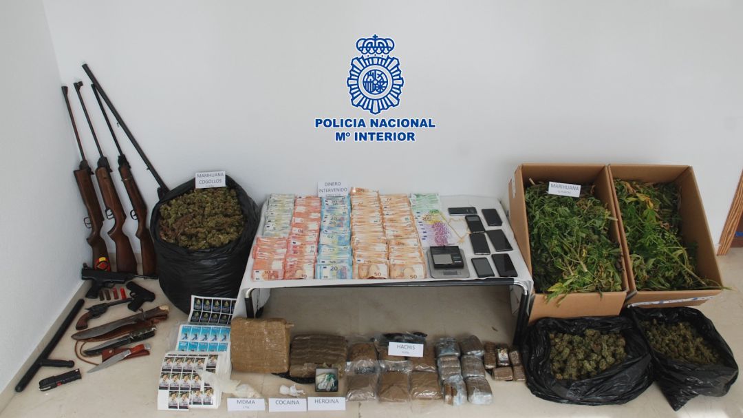 La Policía se ha incautado dinero, armas y diferentes sustancias estupefacientes La Policía se ha incautado dinero, armas y diferentes sustancias estupefacientes