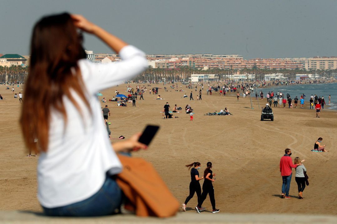 Vista general de la playa de la Malvarrosa de València durante este último fin de semana en le que la ciudad de Valencia está cerrada perimetralmente y que se elimina a partir de la semana que viene Vista general de la playa de la Malvarrosa de València durante este último fin de semana en le que la ciudad de Valencia está cerrada perimetralmente y que se elimina a partir de la semana que viene