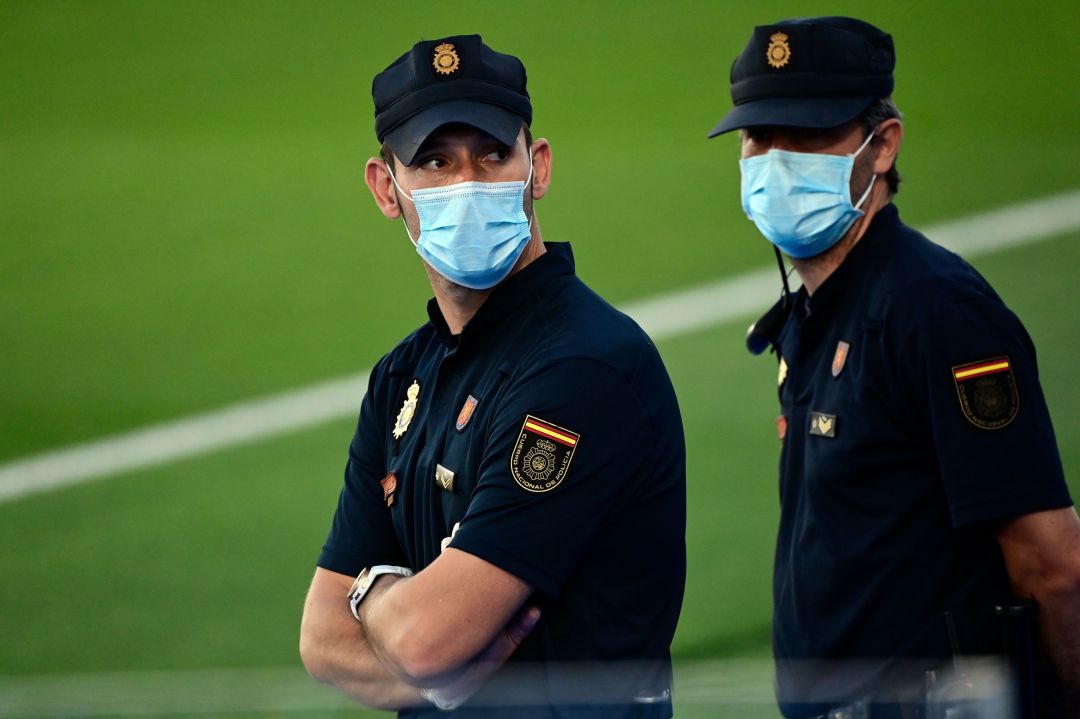 Dos agentes de Policía Nacional durante un partido de fútbol en la ciudad de València. Dos agentes de Policía Nacional durante un partido de fútbol en la ciudad de València.