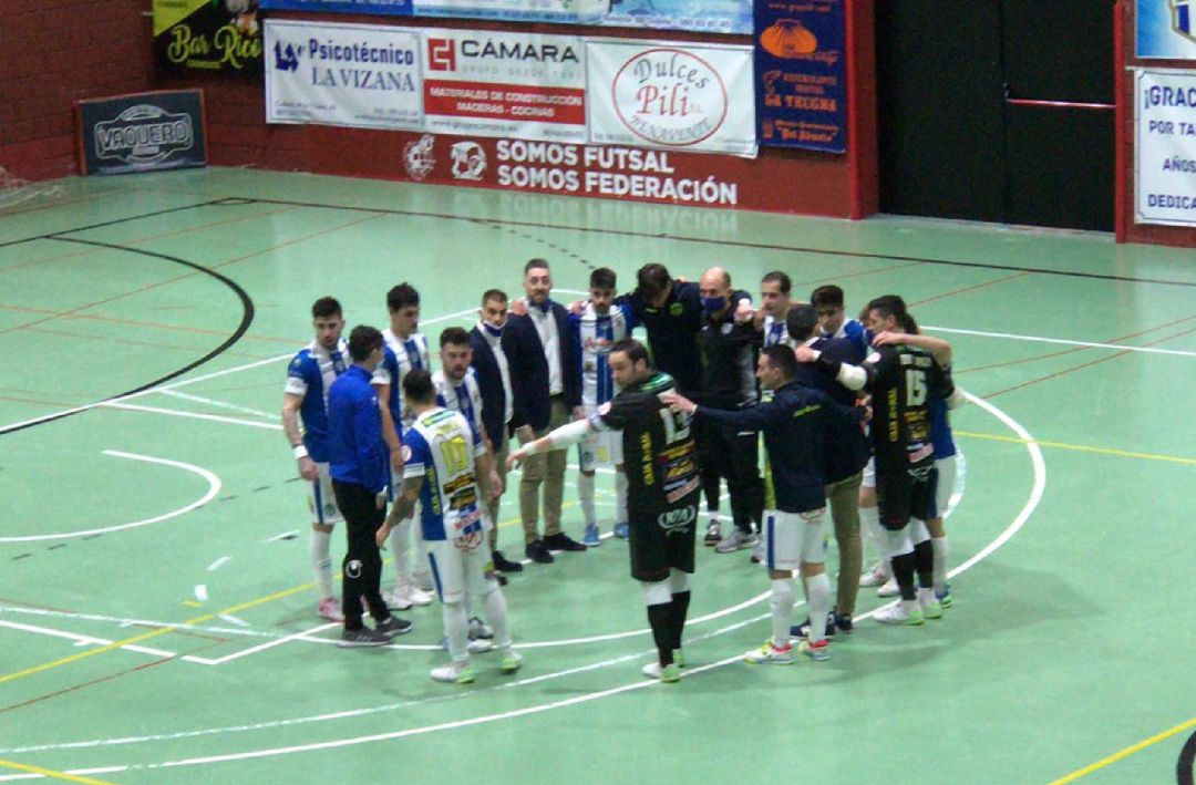 La plantilla, en círculo tras la victoria La plantilla, en círculo tras la victoria