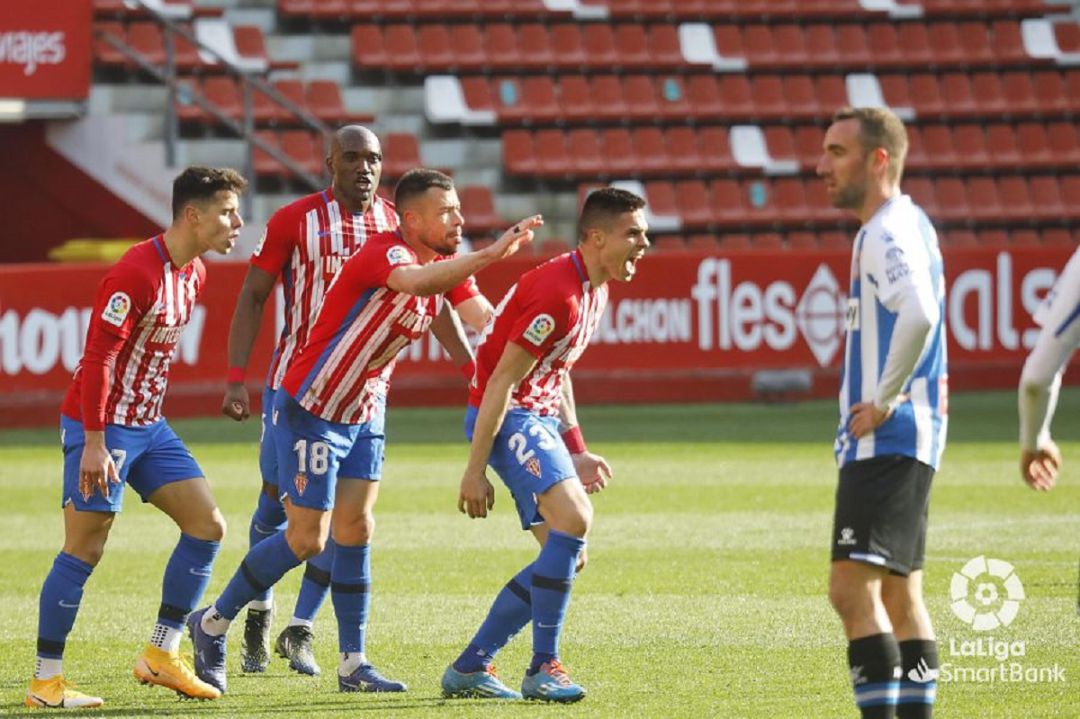Djurdjevic celebra con sus compañeros su décimo séptimo gol de esta temporada. Djurdjevic celebra con sus compañeros su décimo séptimo gol de esta temporada.