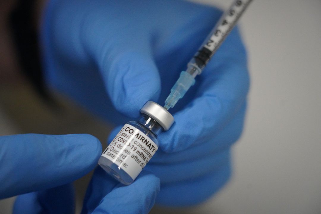 Un sanitario inyecta la dosis de la vacuna contra el Covid-19 en uno de los centros Mutualia del País Vasco Un sanitario inyecta la dosis de la vacuna contra el Covid-19 en uno de los centros Mutualia del País Vasco