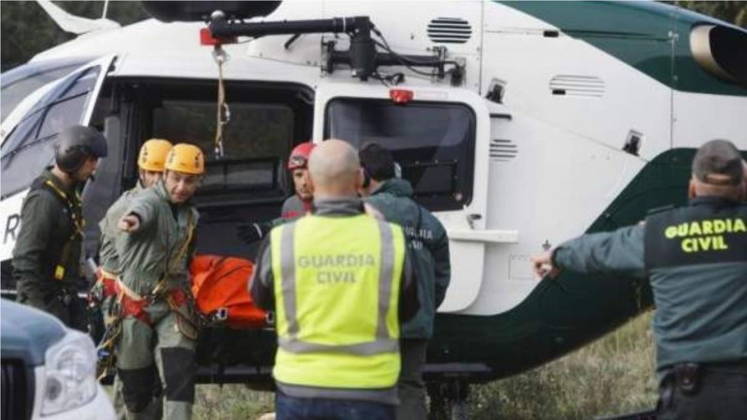 La Guardia Civil rescatando un montañero, en una imagen de archivo La Guardia Civil rescatando un montañero, en una imagen de archivo