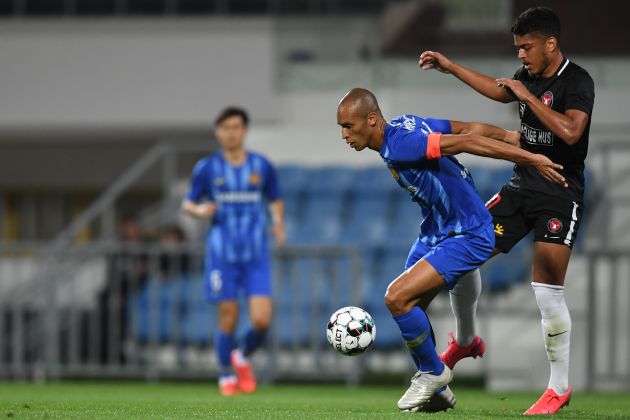 Joao Miranda defendiendo la camiseta del Jiangsu FC Joao Miranda defendiendo la camiseta del Jiangsu FC