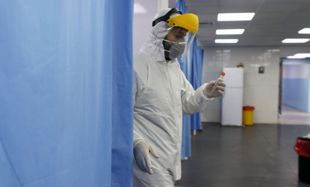 Un sanitario durante la pandemia de COVID-19 Un sanitario durante la pandemia de COVID-19