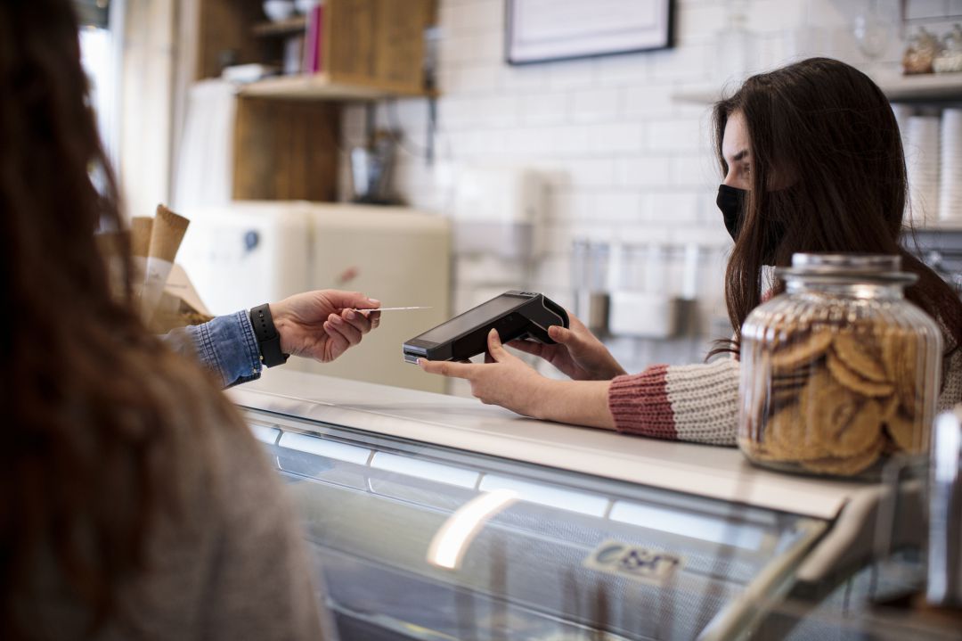 Un cliente paga su cuenta Un cliente paga su cuenta