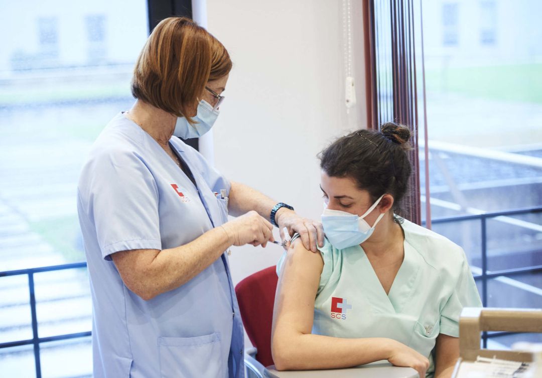 Un trabajadora sanitaria inyecta la segunda dosis de la vacuna Un trabajadora sanitaria inyecta la segunda dosis de la vacuna