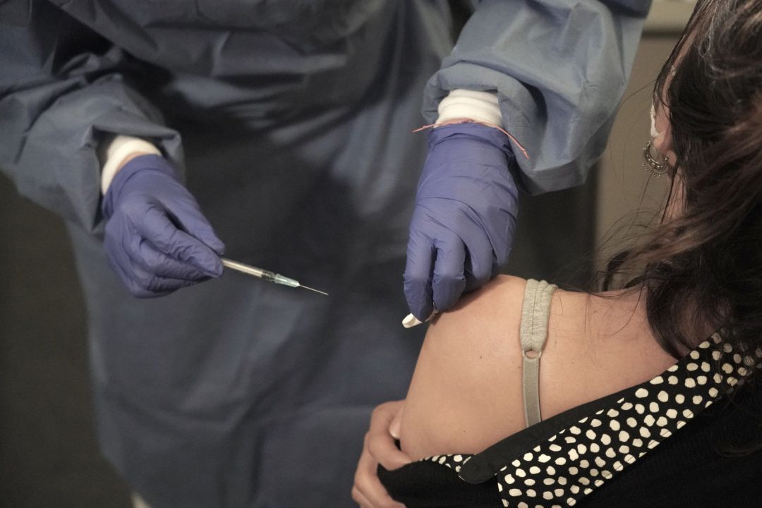 Una profesional sanitaria del sector privado recibe la vacuna contra la COVID-19 en un dispositivo instalado en la clínica IMQ de Zorrotzaurre, en Bilbao, imagen de archivo
Una profesional sanitaria del sector privado recibe la vacuna contra la COVID-19 en un dispositivo instalado en la clínica IMQ de Zorrotzaurre, en Bilbao, imagen de archivo