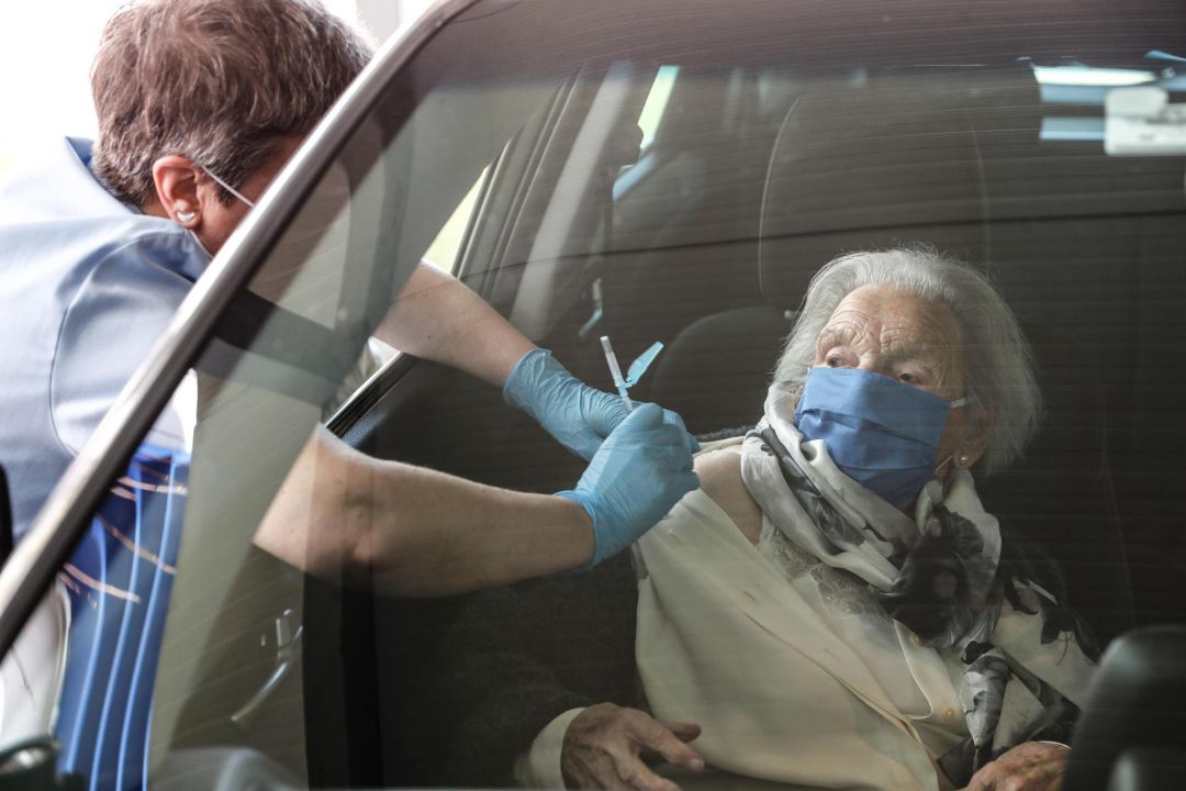 Una anciana recibe, sin salir de su coche, la vacuna contra la covid-19 Una anciana recibe, sin salir de su coche, la vacuna contra la covid-19