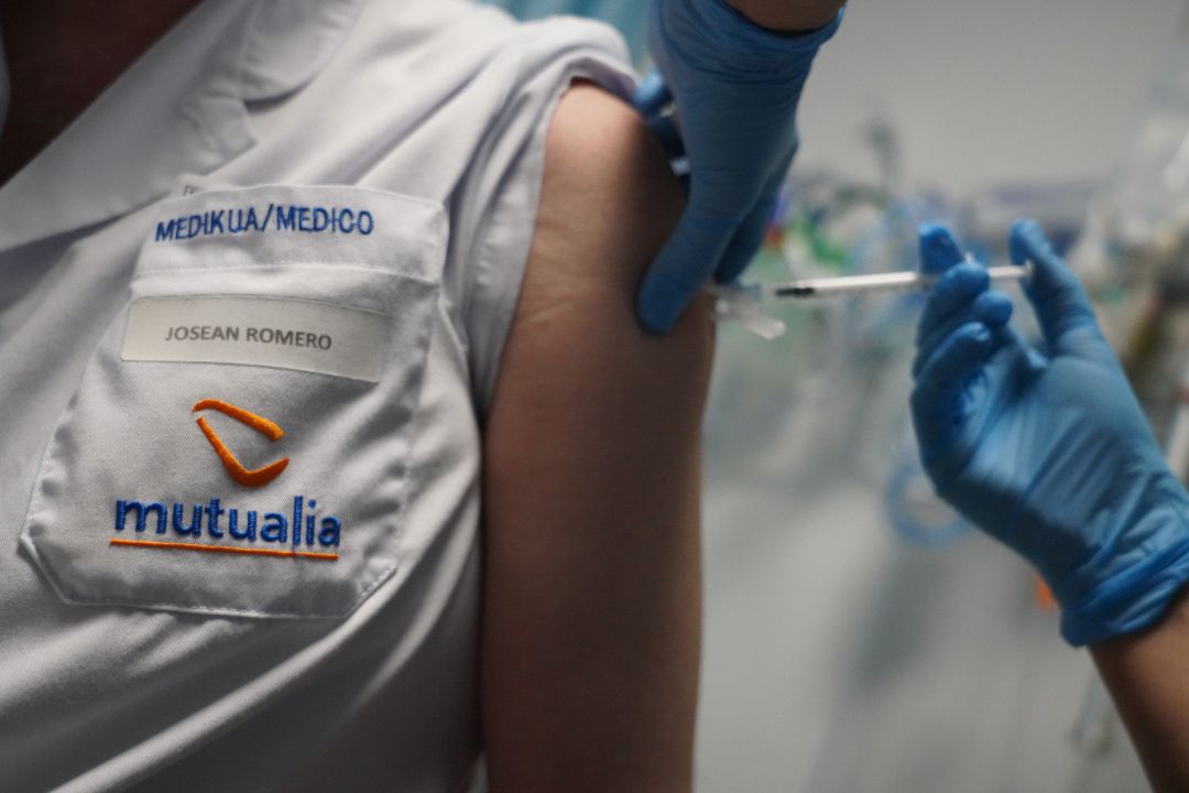 Un sanitario vacuna a un médico de la clínica contra el Covid-19 Un sanitario vacuna a un médico de la clínica contra el Covid-19