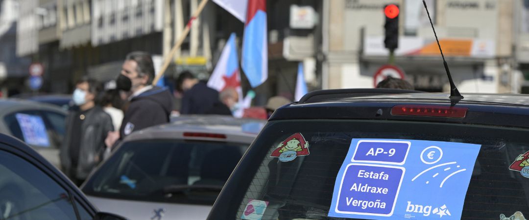 Varias personas participan en una caravana de vehículos convocada por el BNG para reivindicar la rebaja de los peajes en la AP-9, en A Coruña Varias personas participan en una caravana de vehículos convocada por el BNG para reivindicar la rebaja de los peajes en la AP-9, en A Coruña