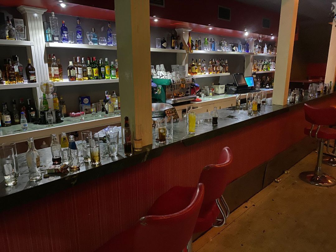 Este es el local del Polígono de los Olivares de Jaén donde se estaba desarrollando la fiesta ilegal Este es el local del Polígono de los Olivares de Jaén donde se estaba desarrollando la fiesta ilegal