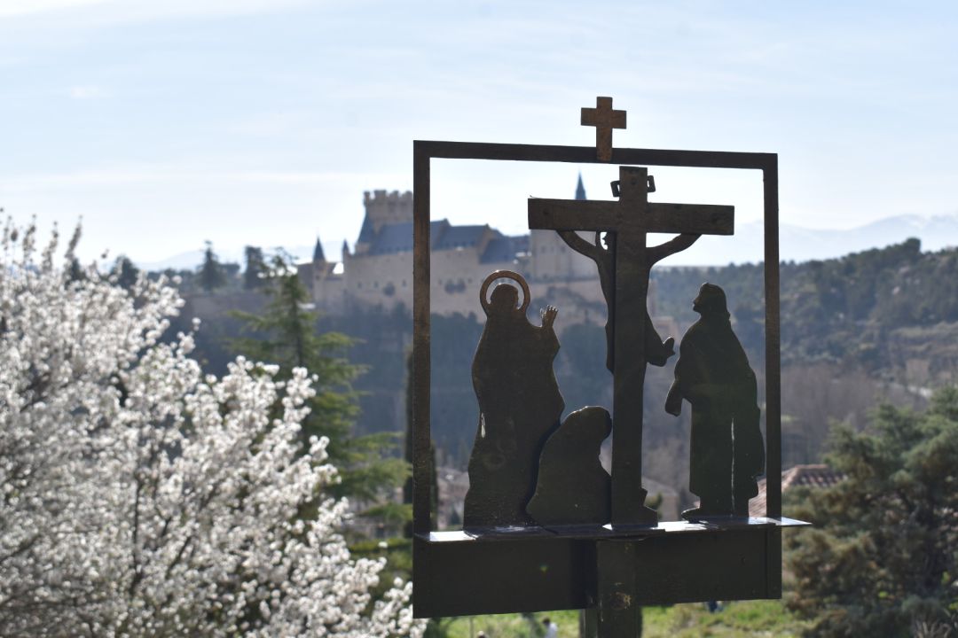 Una de las estaciones del Vía Crucis de la huerta de los Carmelitas con la ciudad monumental de Segovia como fondo Una de las estaciones del Vía Crucis de la huerta de los Carmelitas con la ciudad monumental de Segovia como fondo